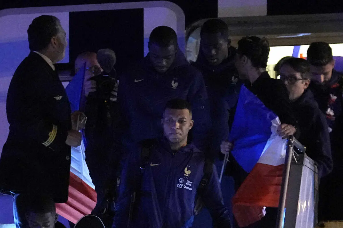 エムバペらフランス代表チームが帰国（AP）