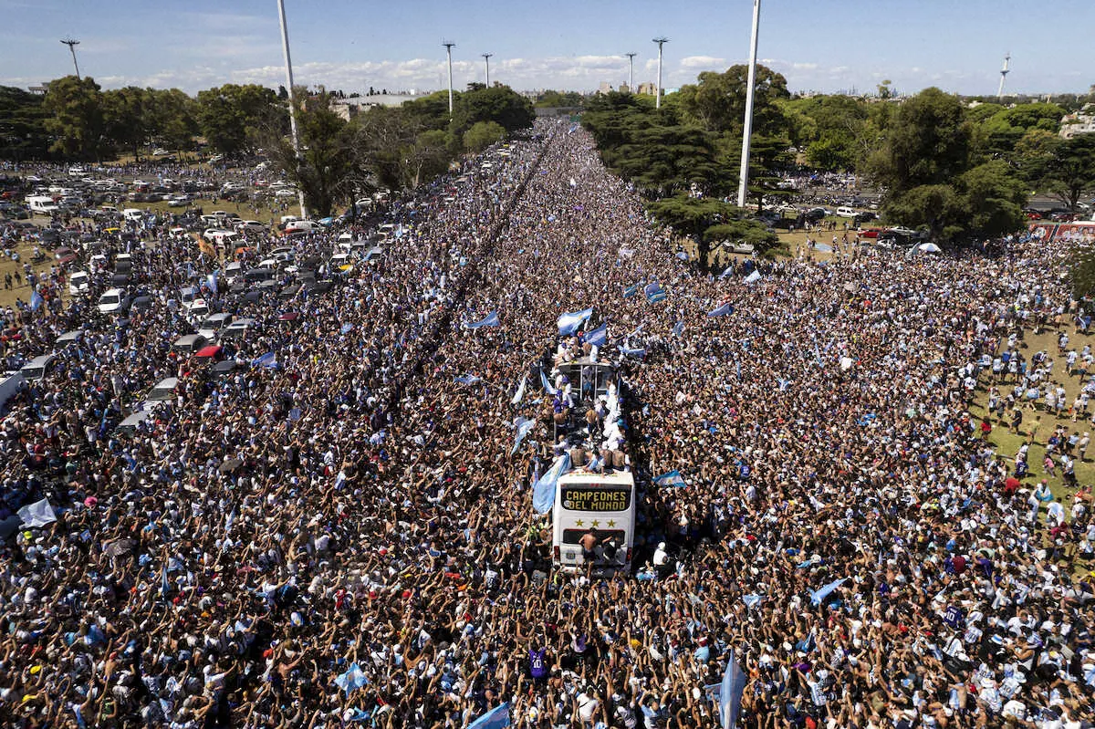 熱狂した大勢のファンに囲まれて凱旋パレードを行うアルゼンチン代表（AP）