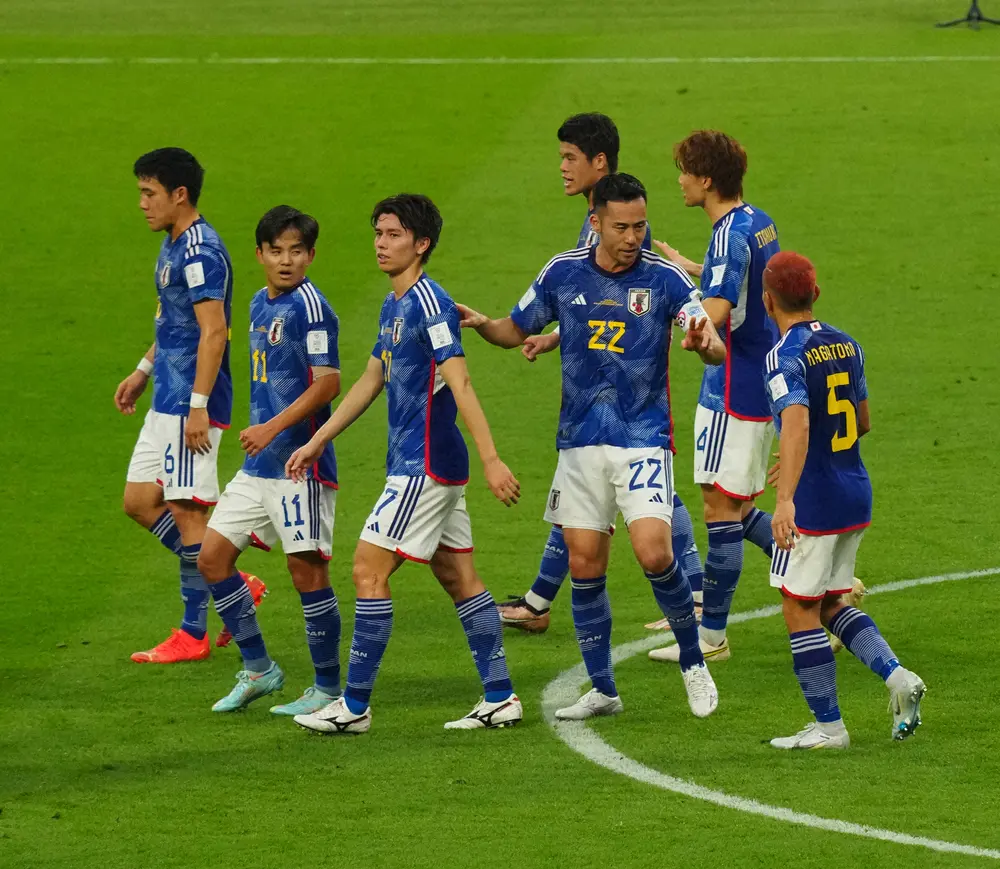 W杯カタール大会1次リーグ・ドイツ戦、失点直後にチームを鼓舞する日本代表DF吉田主将（右から3人目）