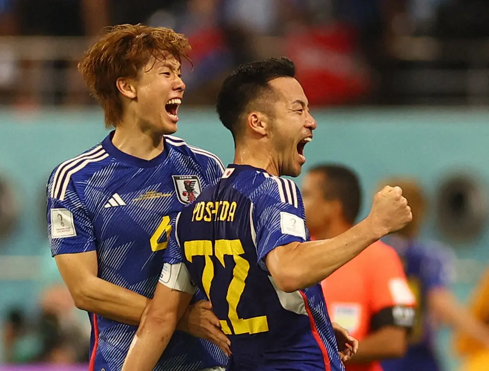 ＜W杯カタール大会1次リーグ第1戦＞ドイツに勝利し喜びを爆発させる日本代表DF板倉（左）とDF吉田主将（ロイター）