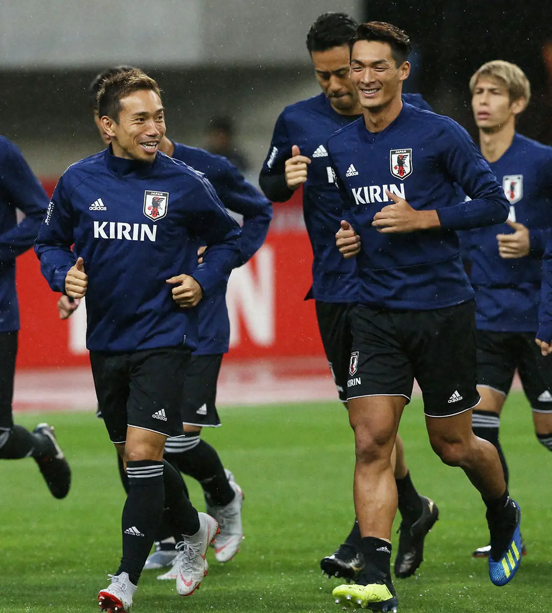 2018年10月、日本代表の練習で笑顔でランニングする長友（左）と槙野