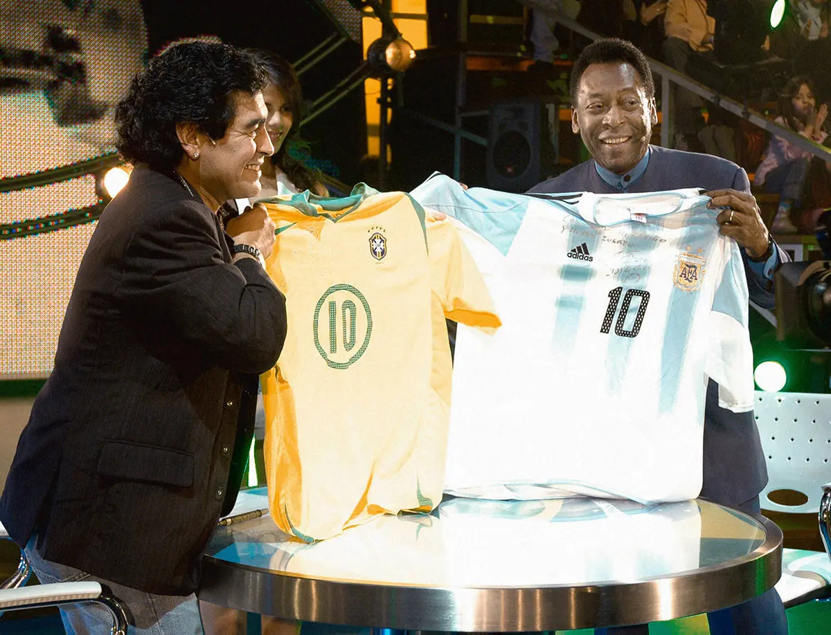 ペレとマラドーナの“世界最高のサッカー選手”論争　天国で延長戦へ