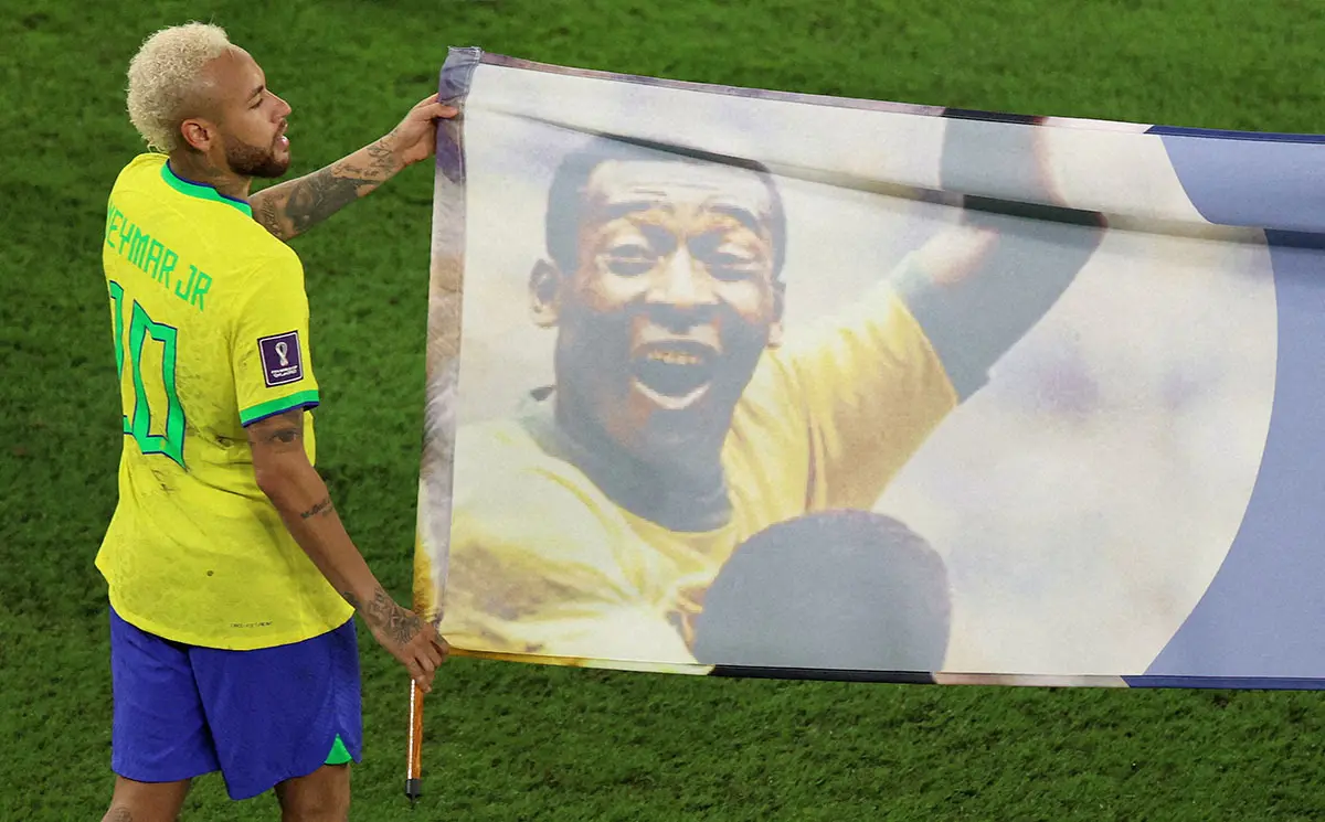 サッカーワールドカップ・カタール大会でペレ氏のバナーを持つブラジル代表のネイマール（AP）