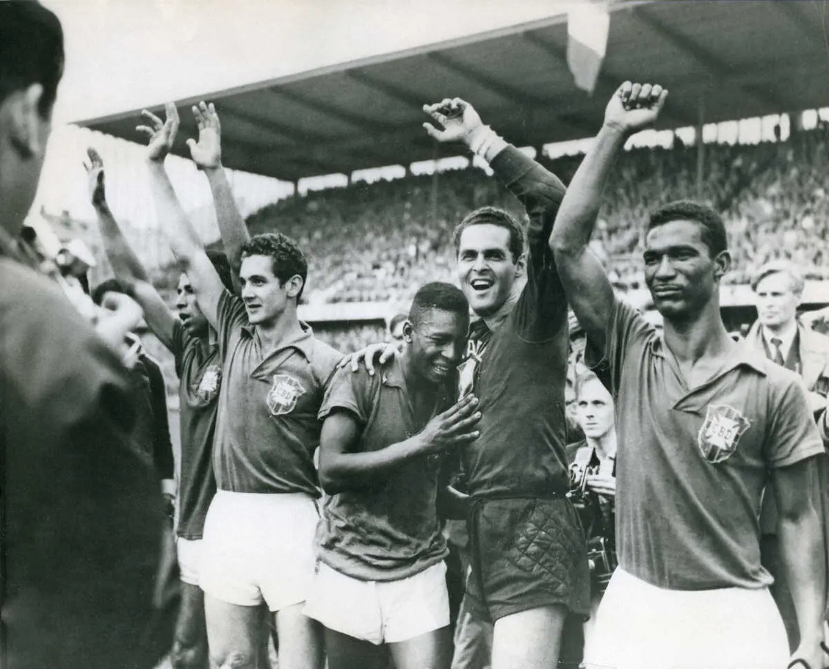 1958年6月、サッカーW杯スウェーデン大会で優勝したブラジルのメンバーに当時17歳のペレさんがいた、（AP）