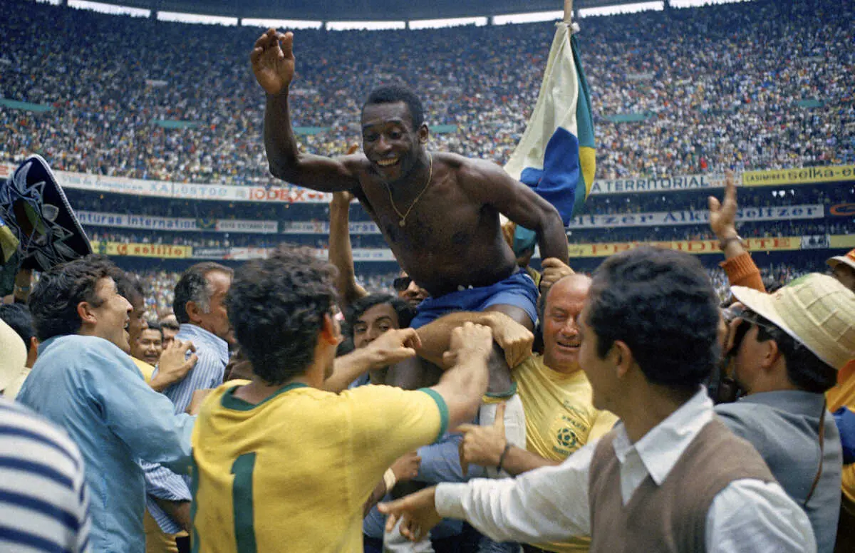 1970年のワールドカップメキシコ大会決勝のイタリア戦に勝利し、優勝を飾ったペレ（AP）