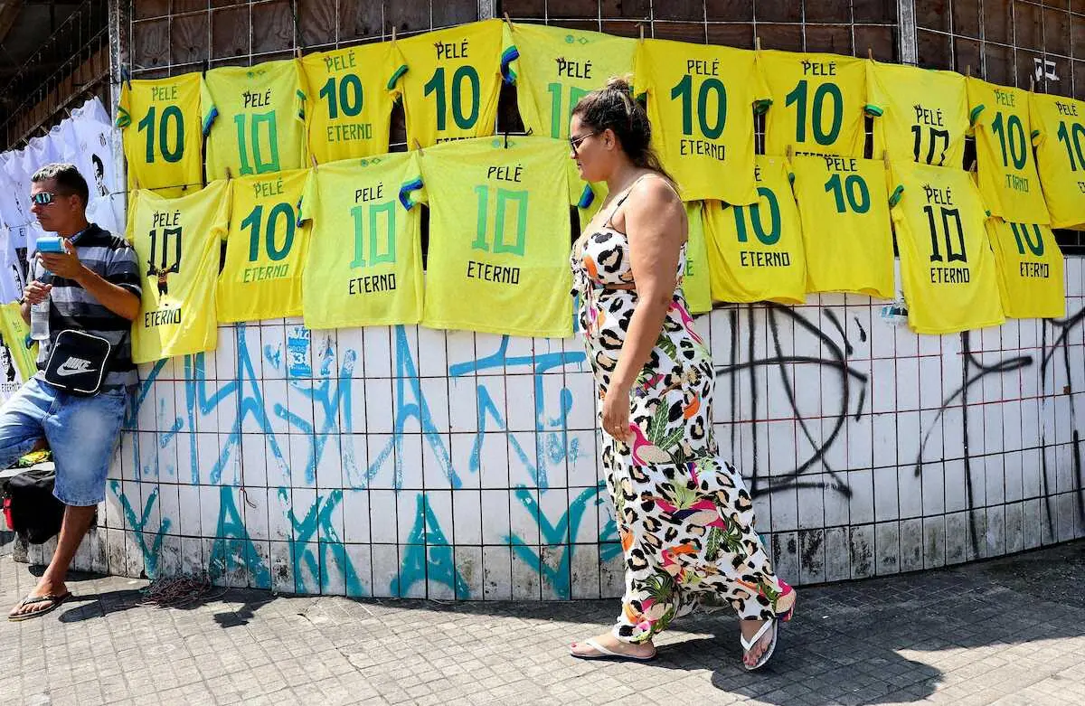 　ブラジル・サントスのスタジアムの外で販売されているペレさんのユニホーム＝1日（ゲッティ＝共同）