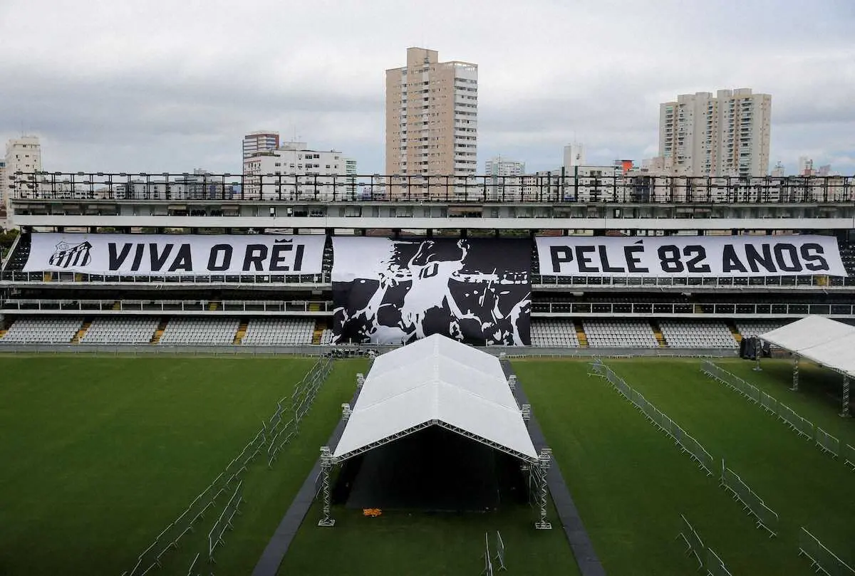　「ビバ王様」「ペレ82歳」と書かれたスタジアムの横断幕＝2022年12月31日、ブラジル・サントス（ロイター＝共同）