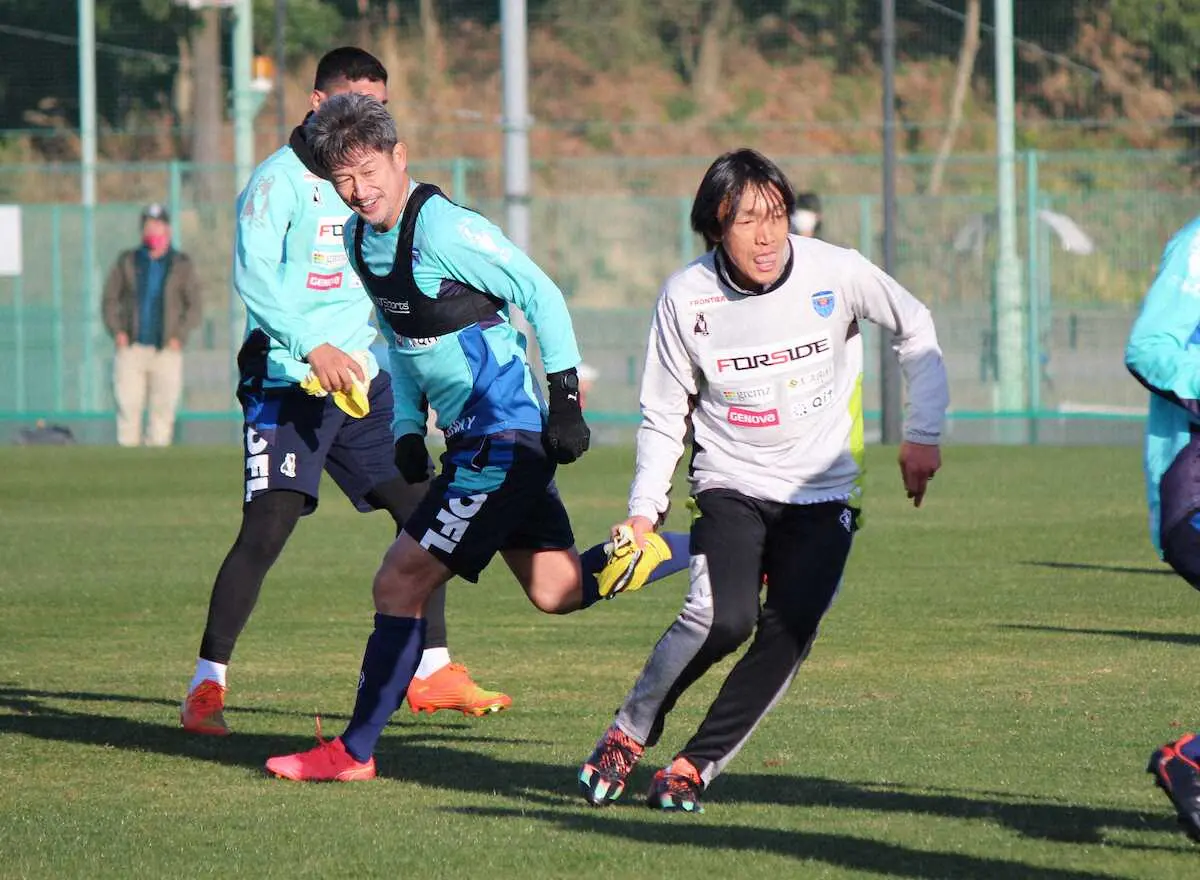 横浜FCのキャンプ初日の練習で同じメニューをこなすカズ（左）と中村コーチ（撮影・福永稔彦）
