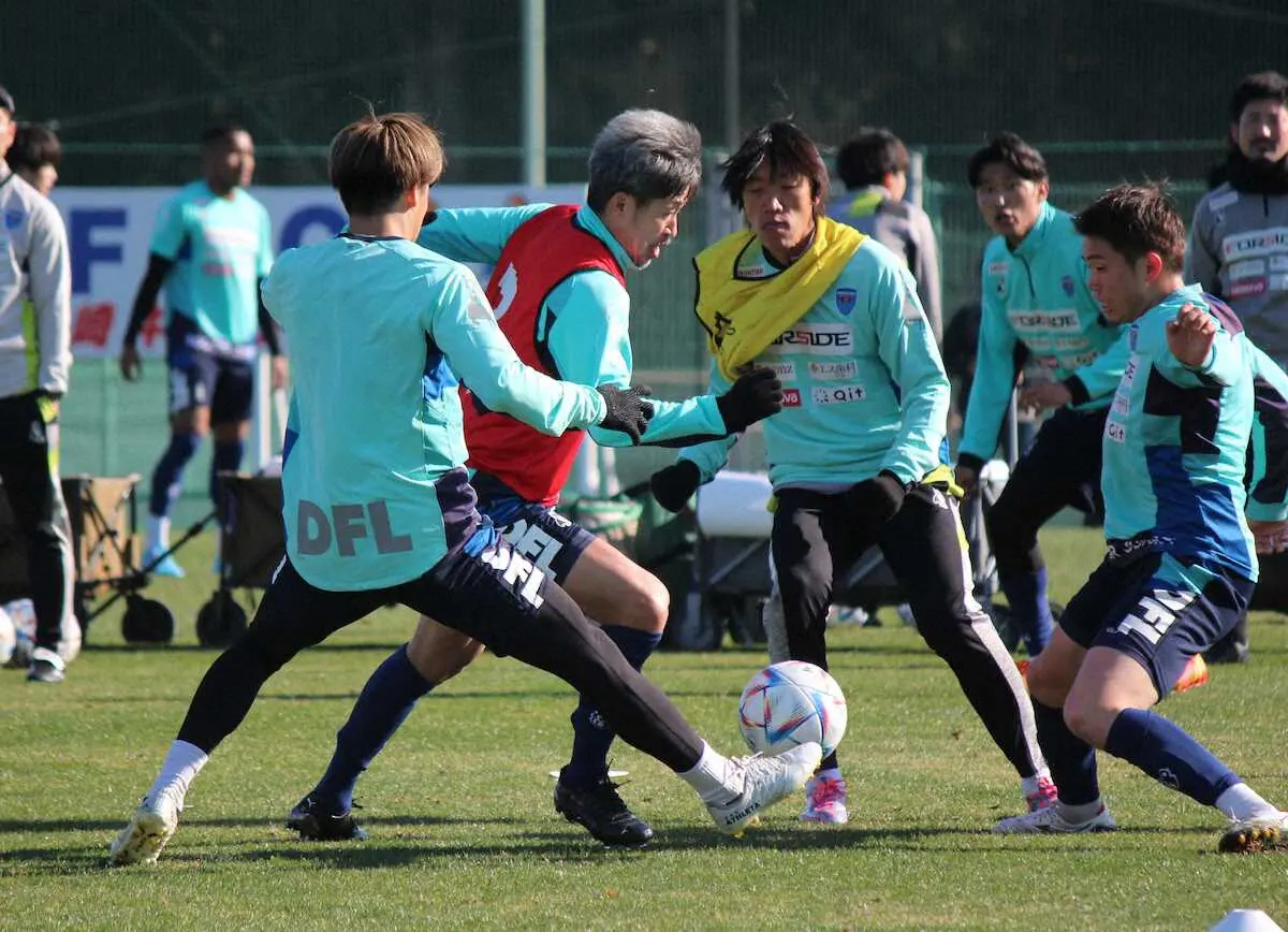 横浜FC中村俊輔コーチが居残り練習　ミニゲームでは鋭い動き