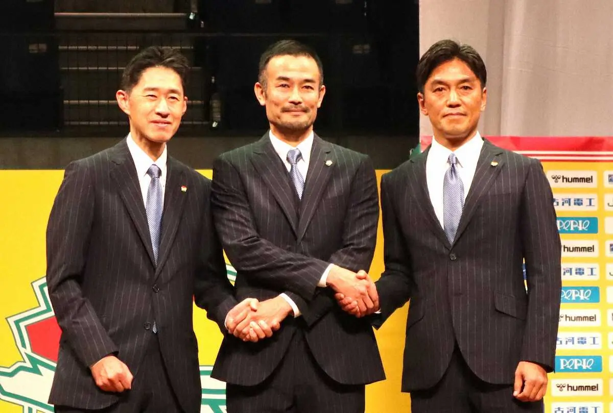 J2千葉のキックオフミーティングで躍進を誓う（左から）島田亮社長、小林慶行監督、鈴木健仁GM