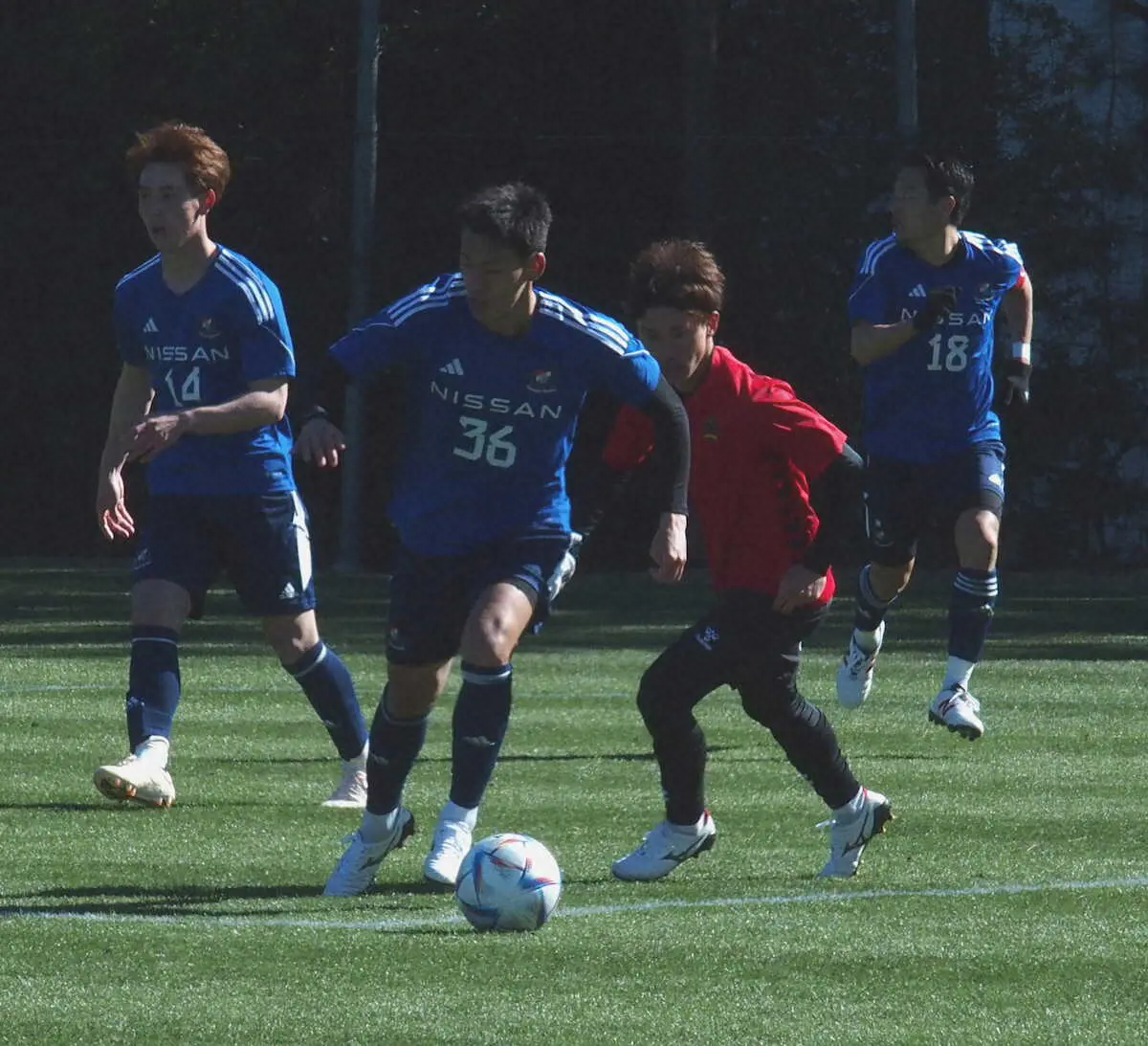 ＜横浜・金沢＞右サイドバックとしてプレーする横浜のFW村上（左から2人目）