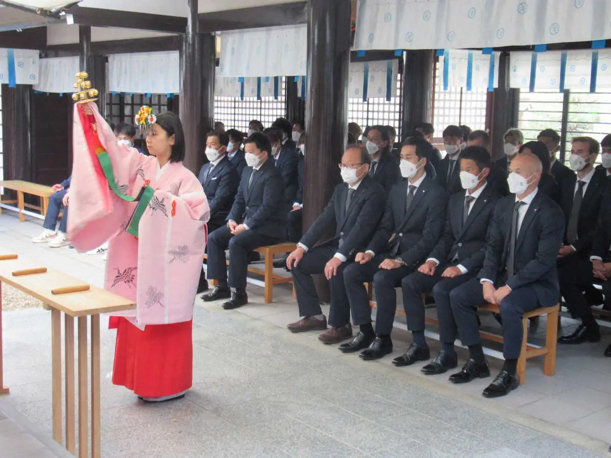 神戸市兵庫区の和田神社で必勝祈願を行う神戸MFイニエスタ（最前列右）ら　　