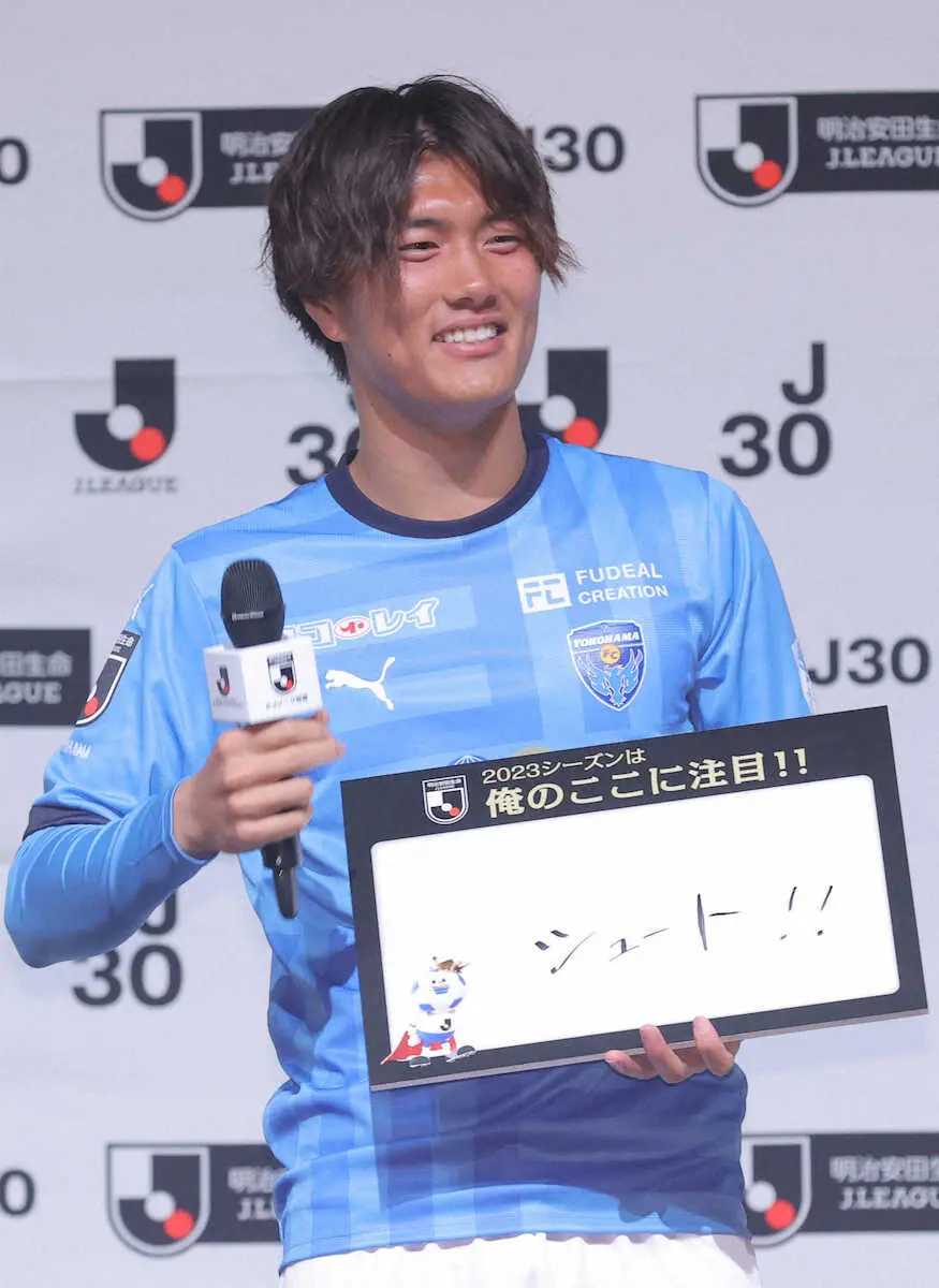 今シーズンの注目ポイントを話す、横浜FC・小川航基