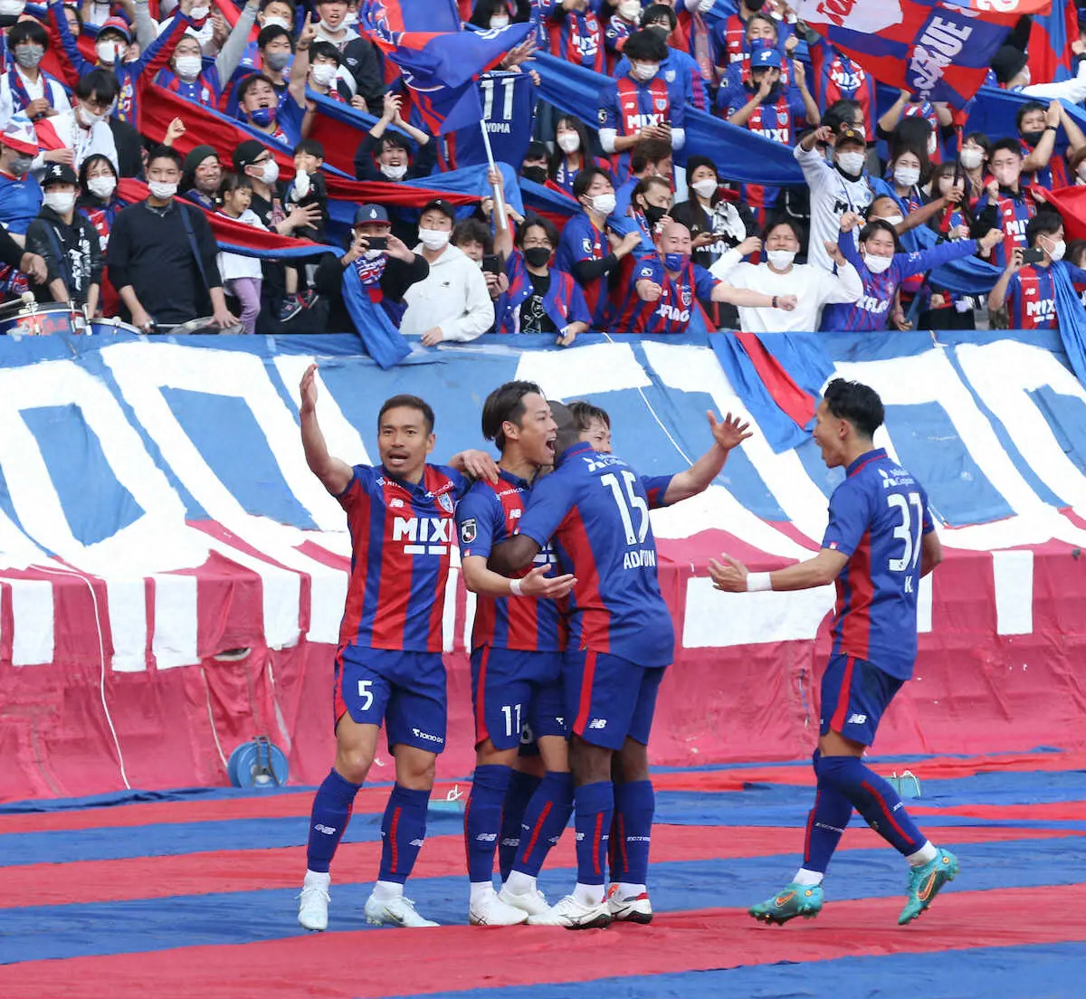 ＜FC東京・浦和＞後半、FC東京・渡辺（左から2人目）がゴールを決め長友（左端）らと喜ぶ（撮影・西海健太郎）