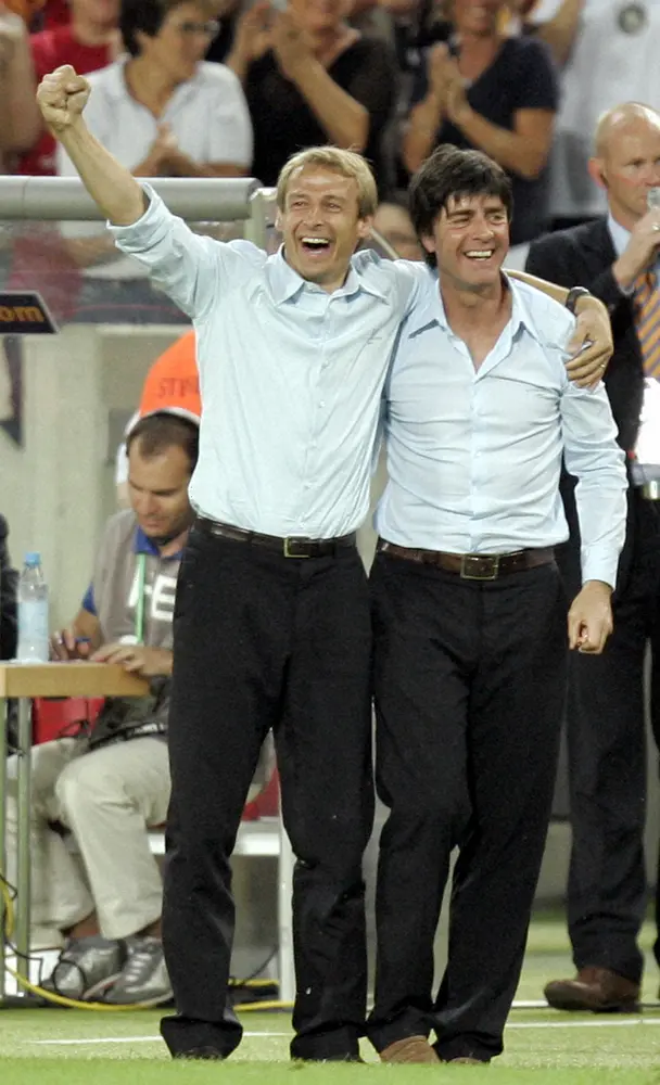 06年Ｗ杯ドイツ大会3位決定戦、ポルトガル代表に勝利し喜ぶドイツ代表クリンスマン監督（左）。右はレーヴコーチ（AP）