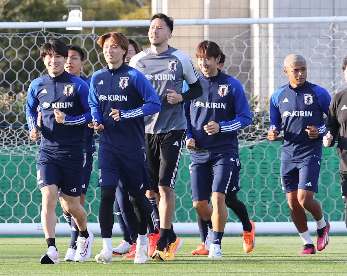 ＜サッカー日本代表練習＞サポーターの前をランニングする板倉（左から3人目）橋岡（左）らイレブン（撮影・西海健太郎）