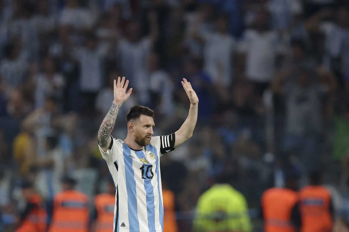 得点を祝うアルゼンチン代表・メッシ（AP）
