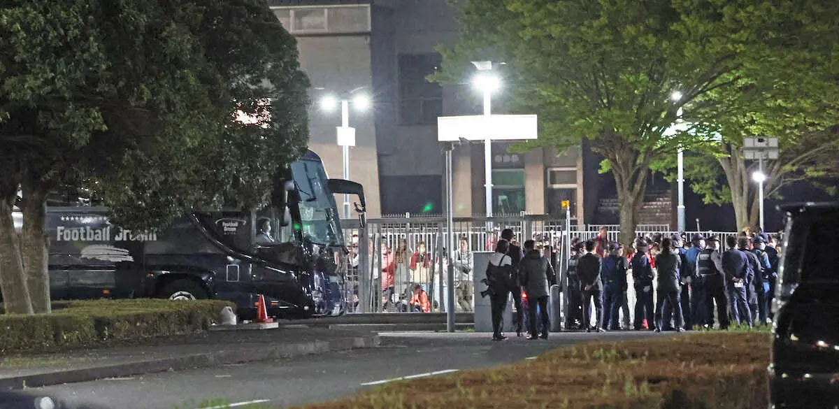試合後、鹿島の選手が乗ったバスがスタジアムを出る出口をふさぐ鹿島サポーター