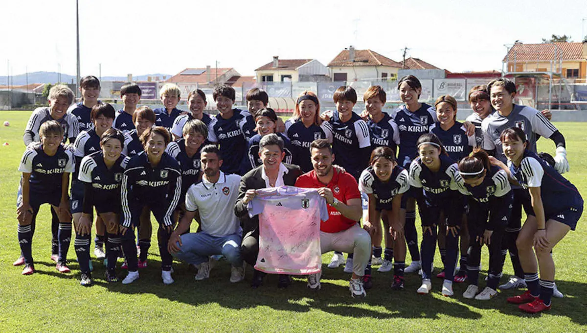 サッカー女子日本代表「なでしこジャパン」と記念撮影する、ポルトガル2部リーグ、オリベイレンセのFW三浦知良（前列中央）（共同）