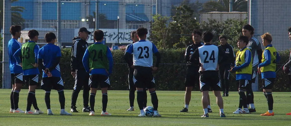 選手に指示を出すUー22日本代表の大岩監督（左から4人目）　