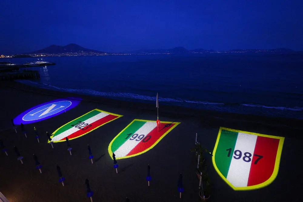 イタリア・ポジリポビーチでは早くもナポリの3度目のセリエA優勝を“お祝い”するような映像が浜辺に映し出された（AP）