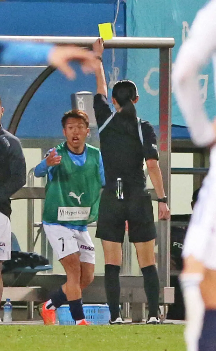 ＜横浜FC・新潟＞山下主審にイエローカードを出された横浜FC・山下（左）は驚きの表情（撮影・西海　健太郎）