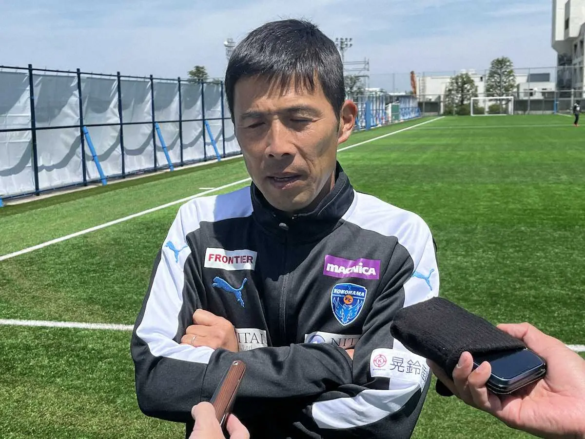 9日の練習後に取材対応する横浜FCの四方田修平監督