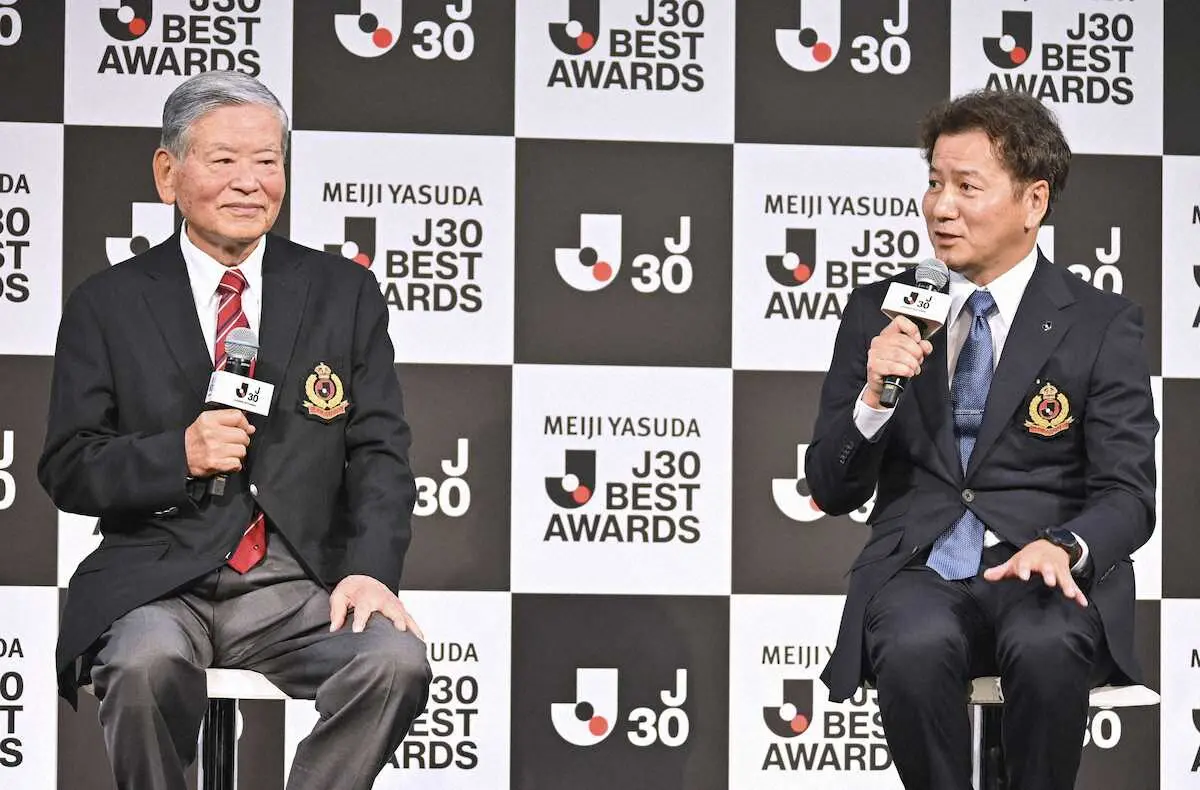 Jリーグの30周年記念イベントで話す初代チェアマンの川淵三郎さん（左）と野々村芳和チェアマン