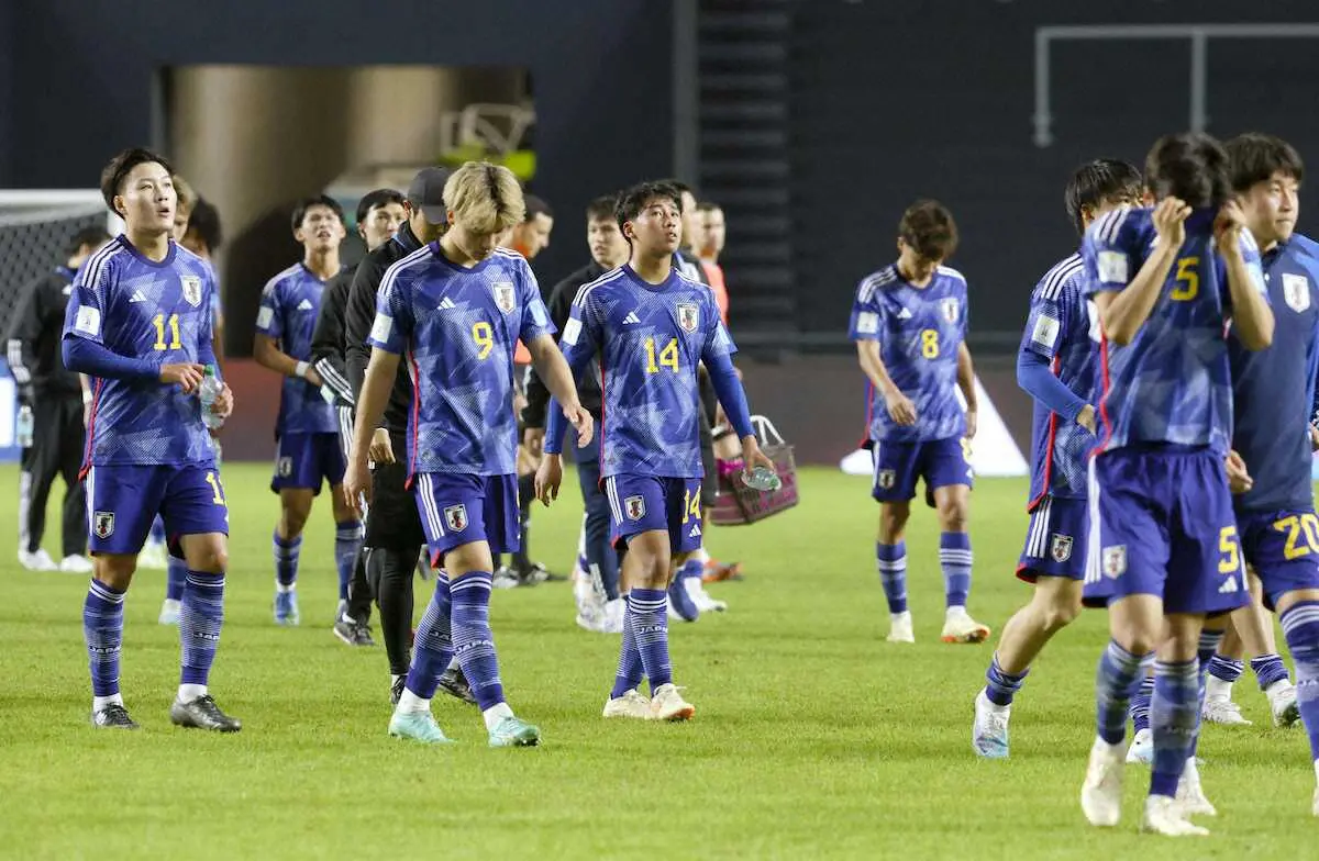 　サッカーU―20W杯1次リーグの2戦目で、コロンビアに敗れた日本イレブン＝ラプラタ（共同）