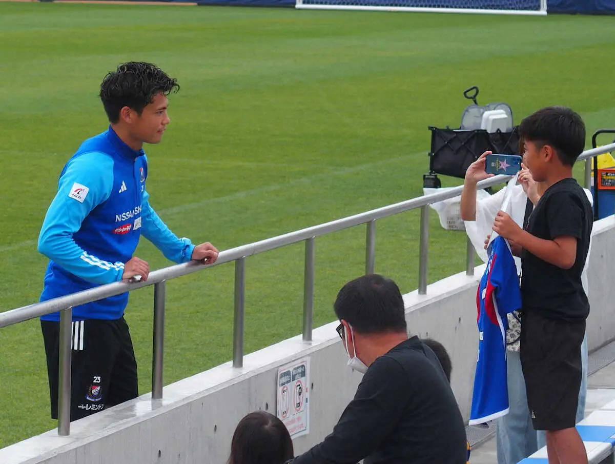 練習後にファンの少年と会話する横浜のFW宮市（左）