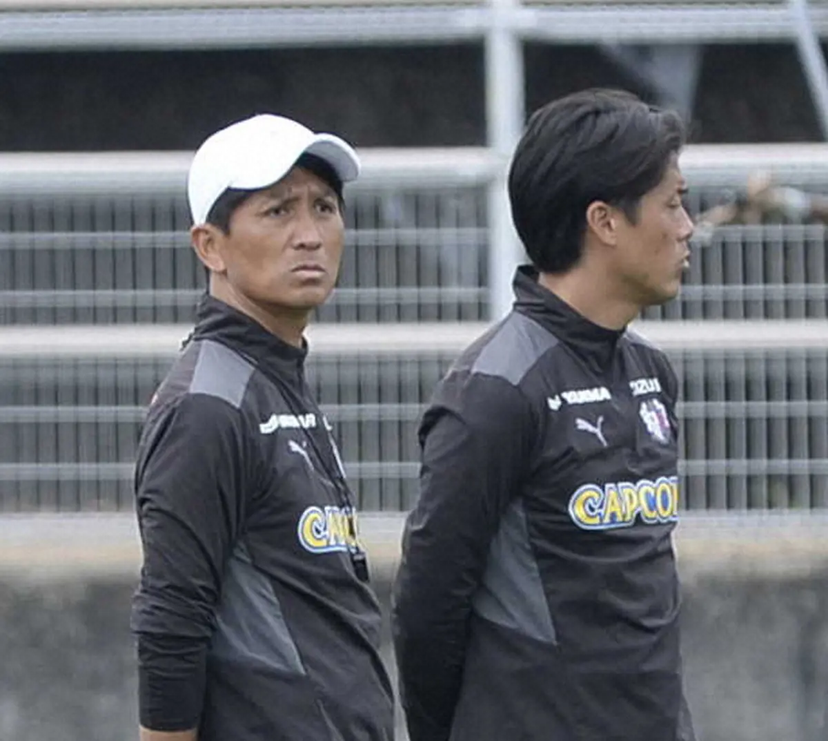 練習を見守るC大阪・小菊昭雄監督（左）