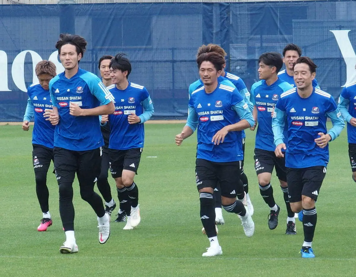 天皇杯2回戦の浦安戦で先発出場する横浜のFW杉本（左から2人目）