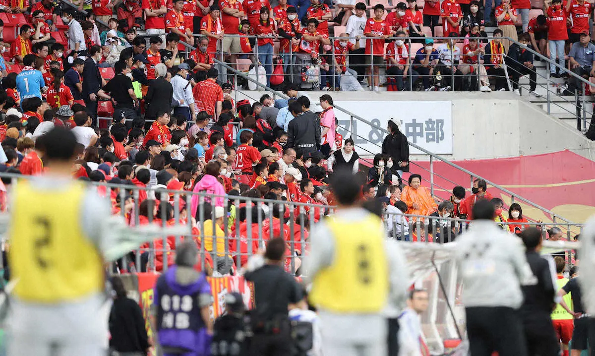 J1リーグ名古屋―福岡で試合中にハプニング　観客倒れ試合が一時ストップ