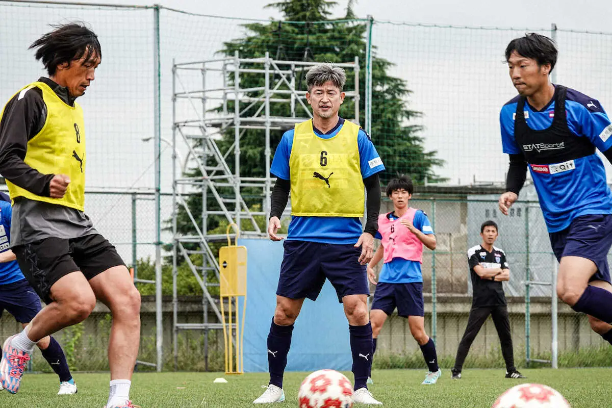 中村俊輔コーチ（左）と練習で2トップを組んだ三浦知良（中央）。右は伊藤翔（C）YOKOHAMA　FC