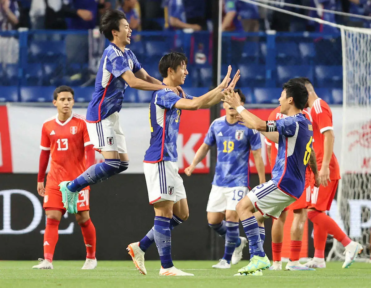 ＜日本・ペルー＞前半、伊藤（中央）は先制ゴールを決め喜ぶ（撮影・椎名　航）