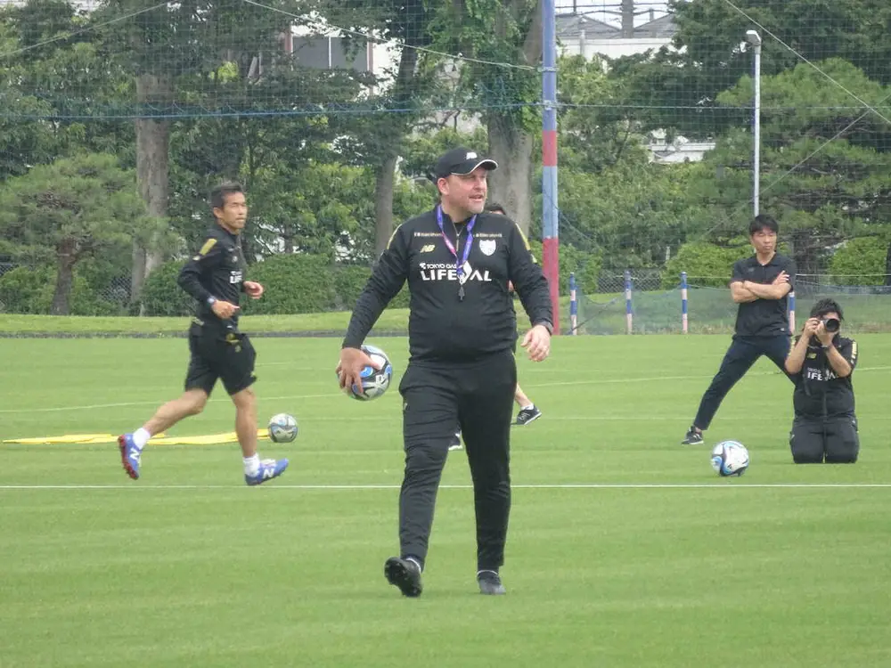 FC東京のピーター・クラモフスキー新監督（44）が、20日の練習から合流し、チームを初指導。