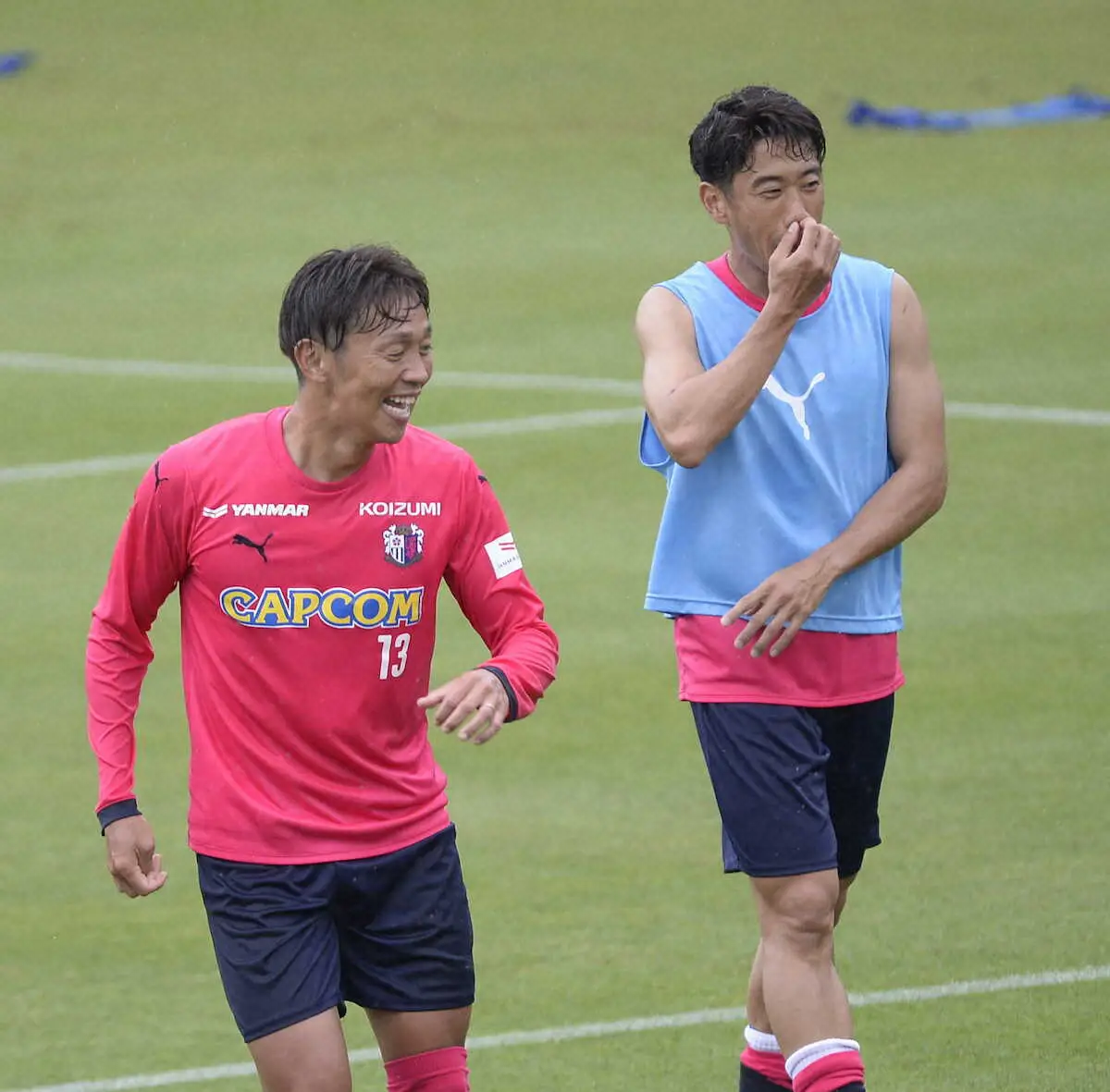 楽しそうに練習するC大阪MF清武弘嗣（左）、香川真司