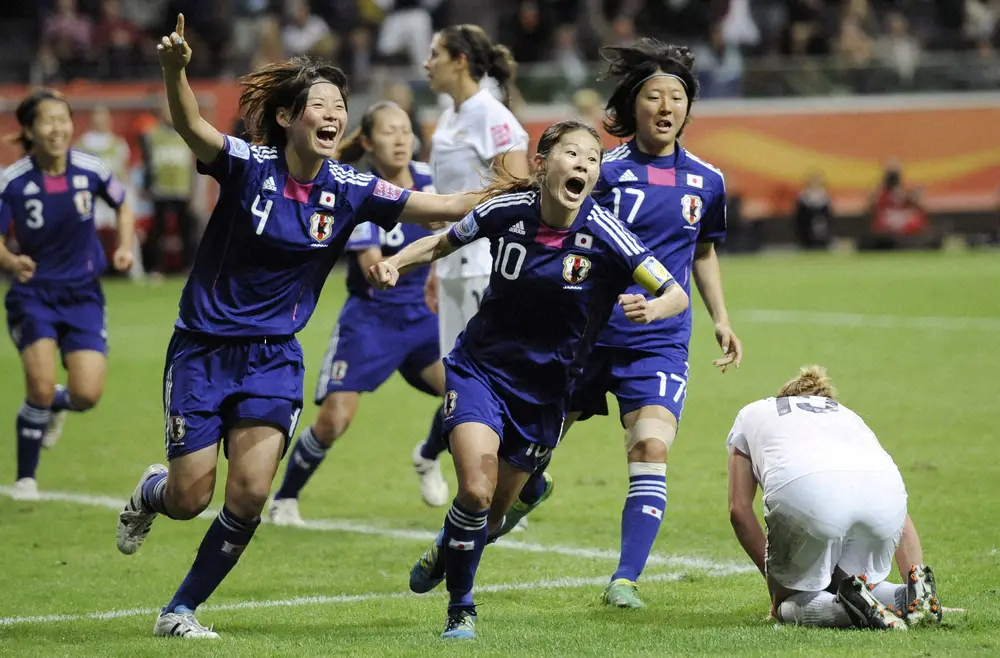 11年女子W杯決勝の米国戦で、延長後半に同点ゴールを決めガッツポーズでかけだす澤穂希（10番）。左4番は熊谷紗希