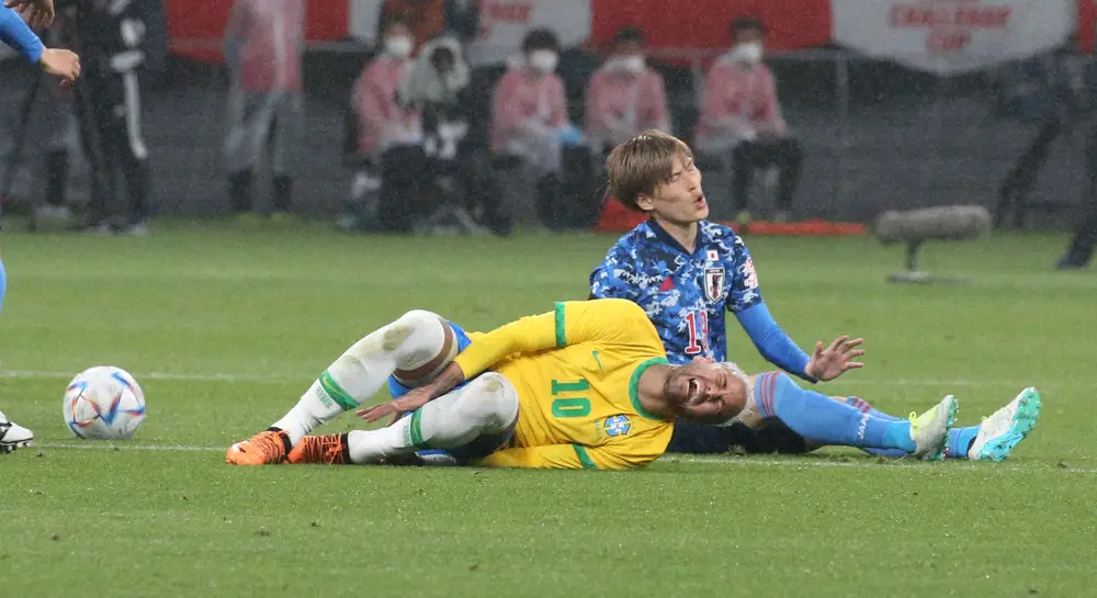昨年6月の国際親善試合で日本代表FW古橋（右）に倒され、足を痛がるブラジル代表FWネイマール