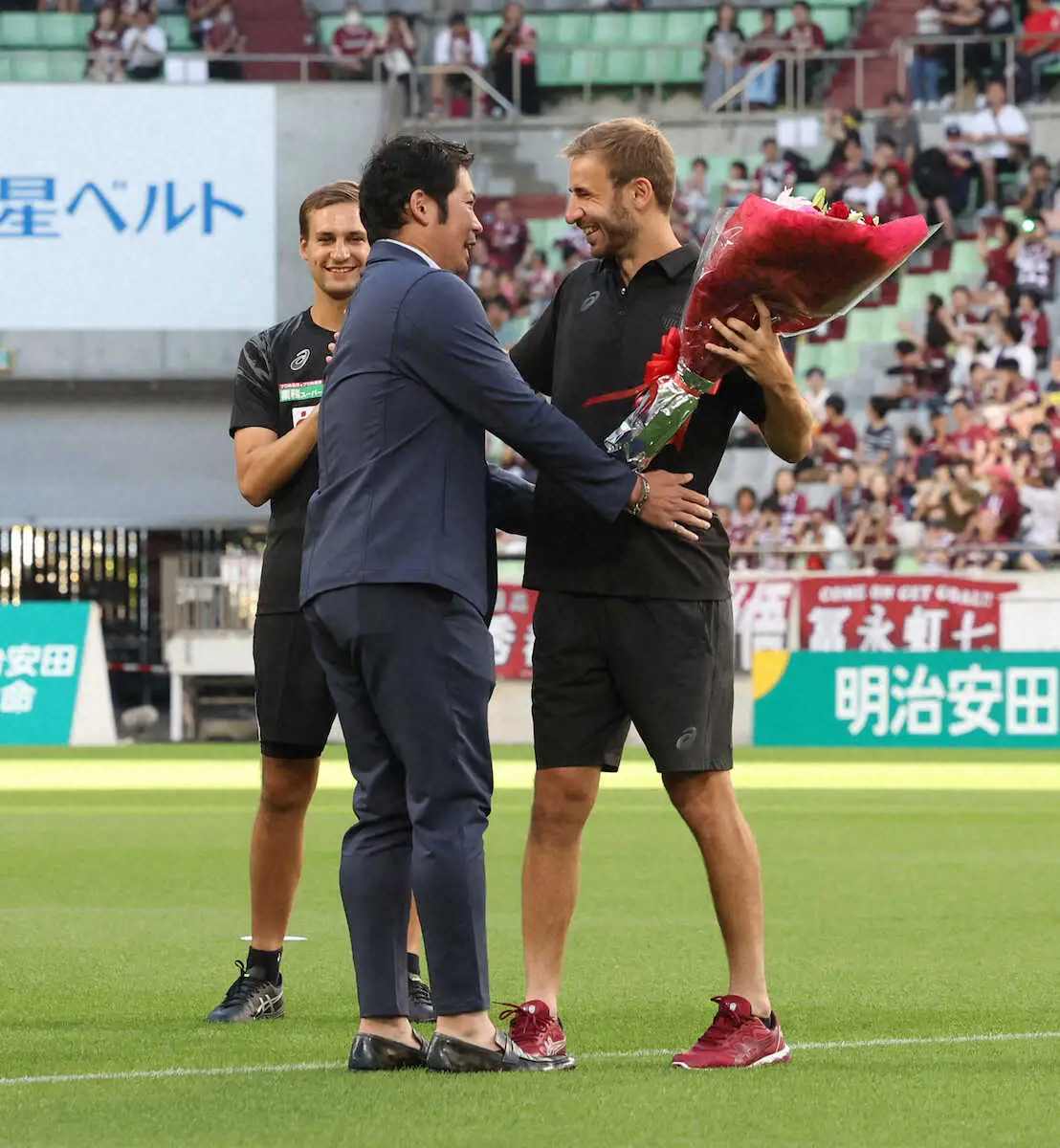 神戸MFサンペールの退団あいさつに元阪神投手・岩田氏がサプライズ花束贈呈