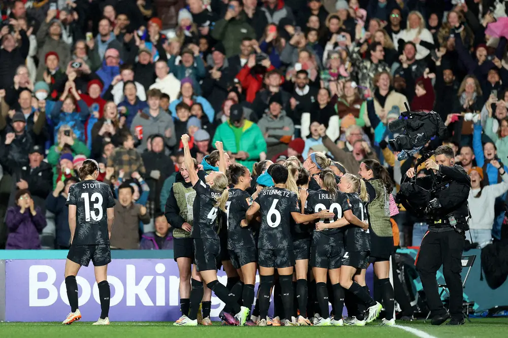 ＜女子W杯1次リーグA組第1戦＞ノルウェー戦で先制ゴールが決まり、大盛り上がりのニュージーランド代表イレブンとサポーター（AP）