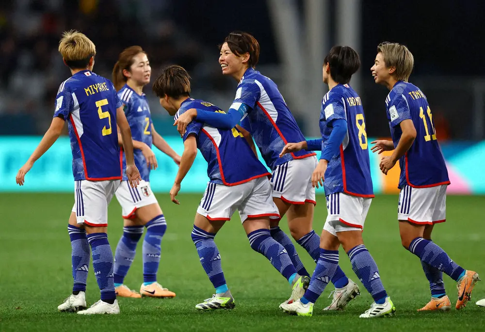 ＜日本・コスタリカ＞W杯初ゴールとなる追加点を決めた藤野（中央左）を祝福する熊谷（中央）らなでしこイレブン（ロイター）