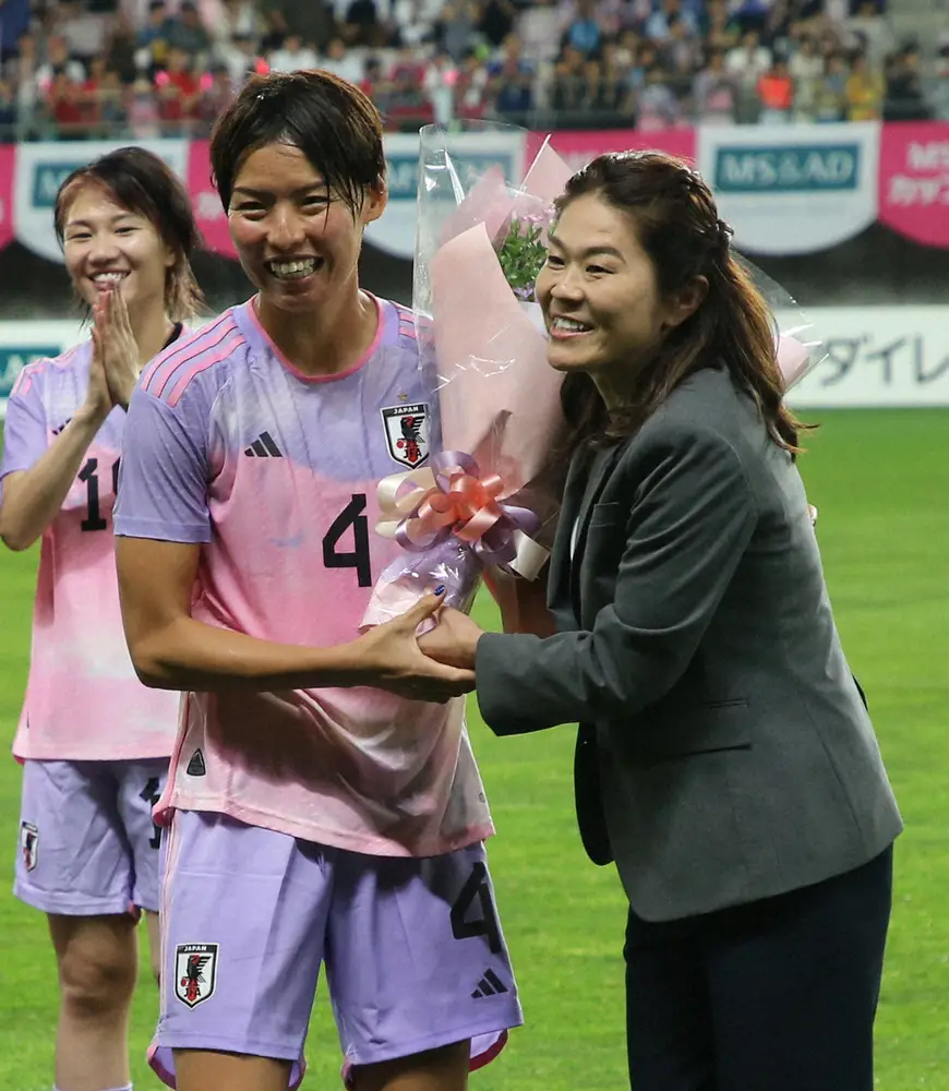 14日のサッカー女子国際親善試合の壮行セレモニーで、澤穂希さん（右）から花束を受け取るなでしこジャパン主将の熊谷