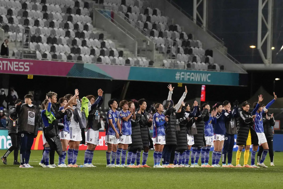 ＜日本・コスタリカ＞試合後、スタンドに手を振るなでしこジャパンの選手ら
