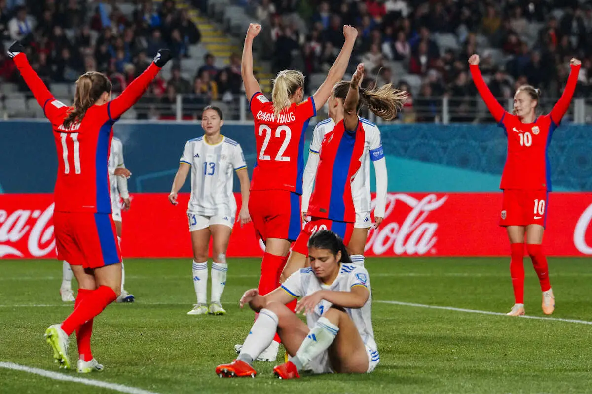 ＜女子W杯1次リーグA組＞ゴールが決まり喜ぶノルウェー代表イレブン（AP）