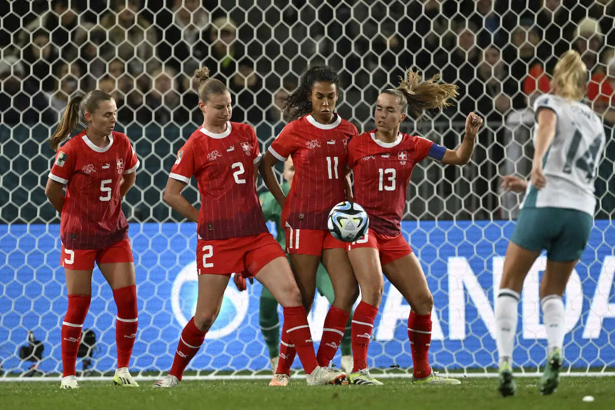 ＜女子W杯1次リーグA組＞ニュージーランドの攻撃を体を張って防ぐスイス代表イレブン（AP）