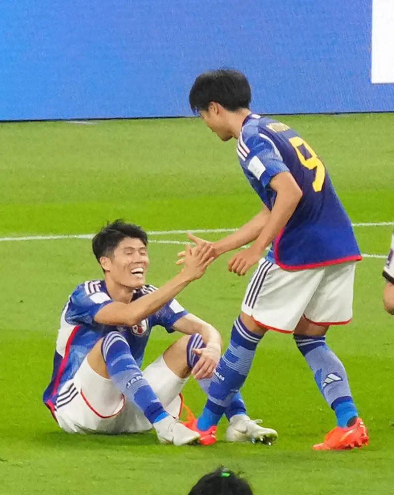 ＜Ｗ杯カタール大会1次リーグ　日本・ドイツ＞試合後、ピッチに座り込んでいた冨安（左）は座ったまま三笘と勝利を喜ぶ