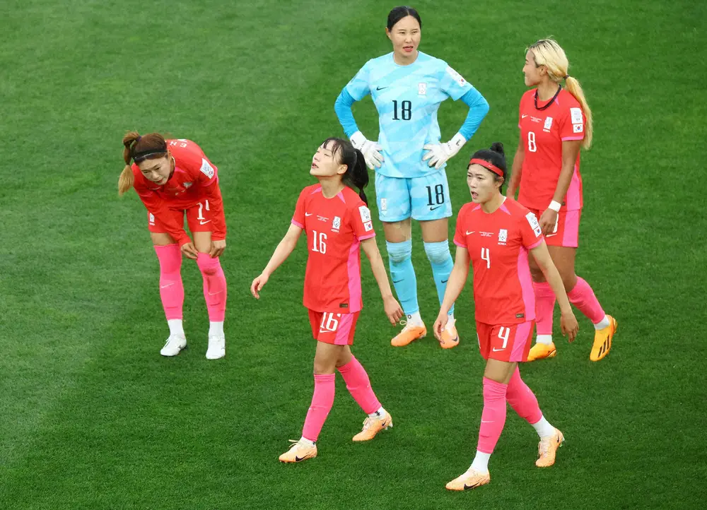 ＜女子W杯1次リーグH組＞モロッコに敗れ2連敗を喫し、落胆する韓国代表イレブン（ロイター）