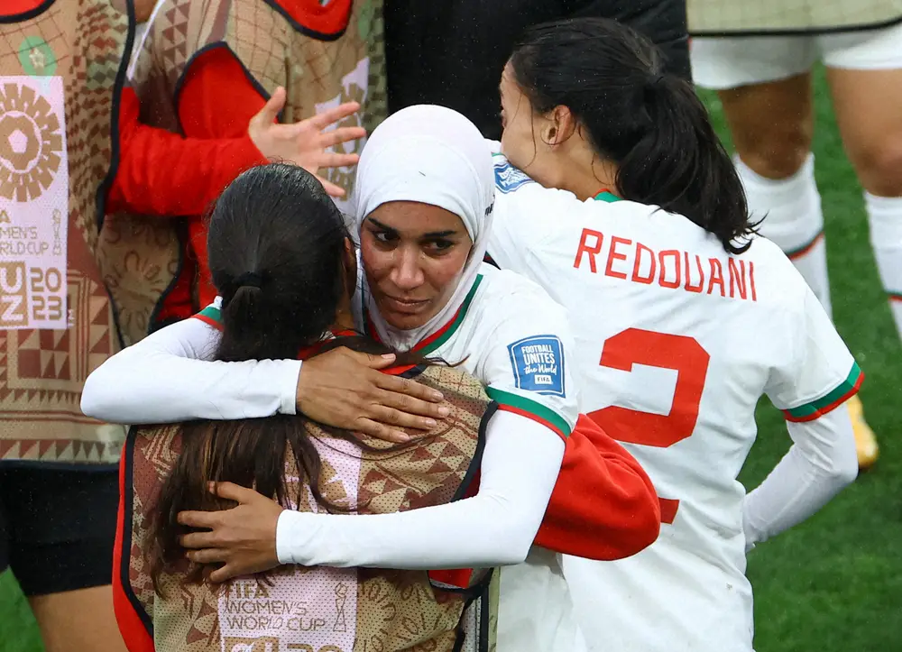 ＜女子W杯1次リーグH組＞韓国を撃破し、W杯初勝利を飾り喜ぶモロッコ代表イレブン。DFベンジナ（中央）は男女を通じW杯史上初“ヒジャブ”を着用してプレーした選手となった（ロイター）