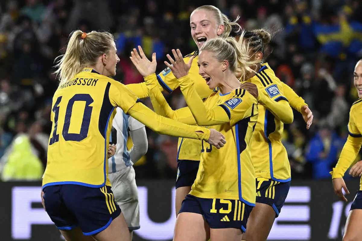 ＜女子W杯1次リーグG組＞アルゼンチン戦で先制ゴールを決め喜ぶFWブロンクビスト（右手前）らスウェーデン代表イレブン（AP）